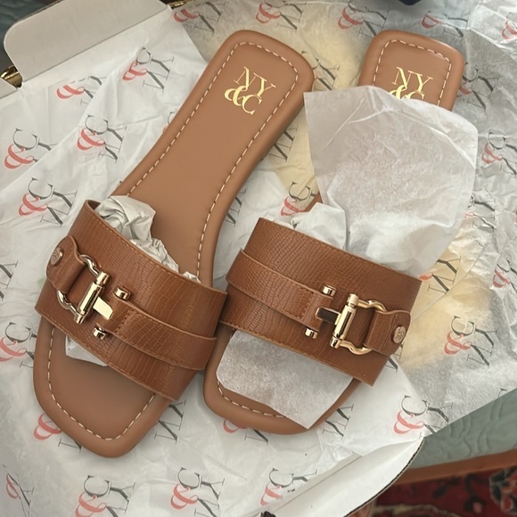 Tan Gold Buckle Slide Sandals Flat Size 8 NEW In Box - Picture 1 of 10